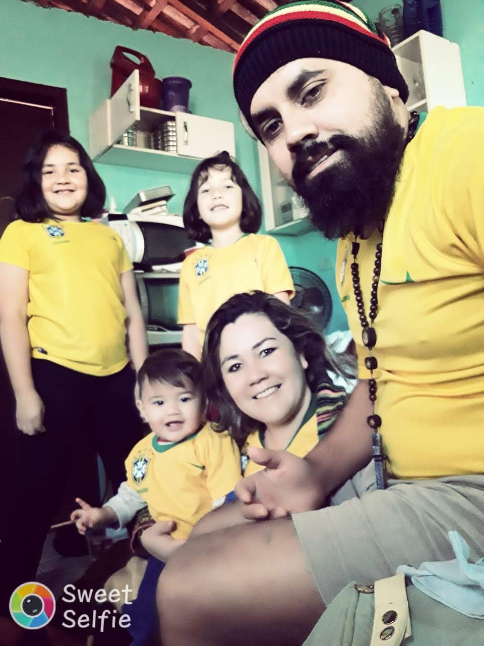 Pai abraçando